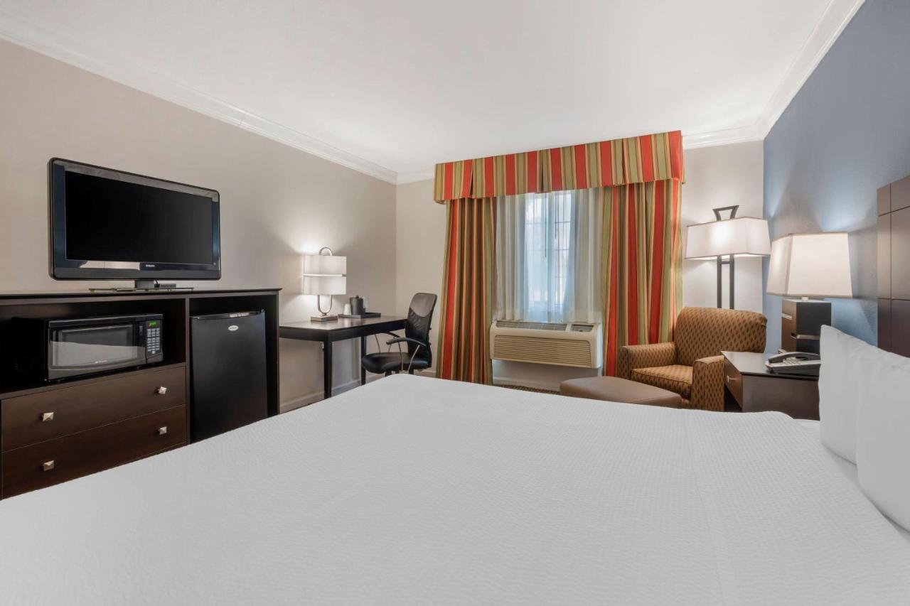 King Room with Roll-in Shower - Disability Access/Non-Smoking