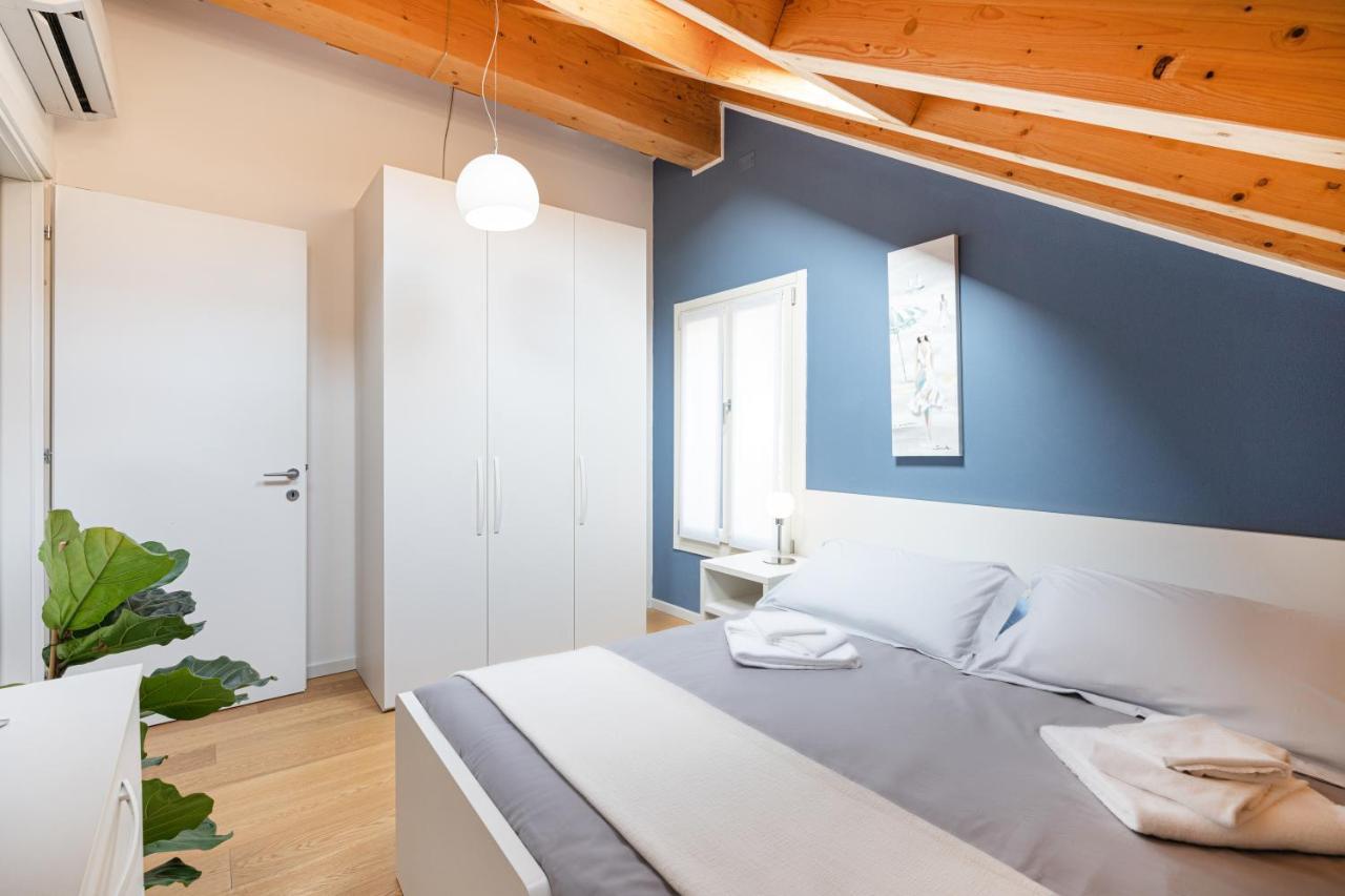 Two-Bedroom Apartment Split Level Canal View