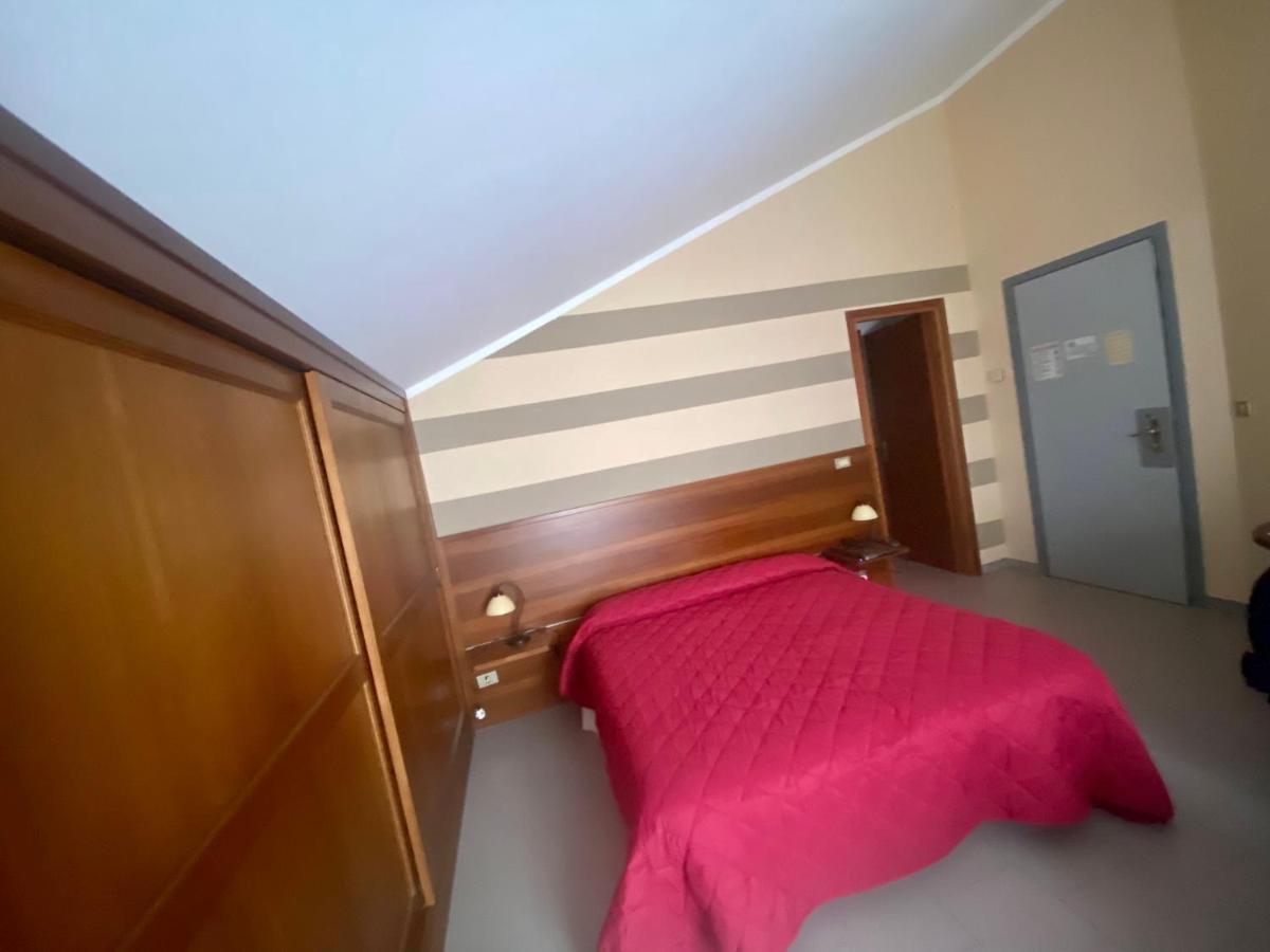 Large Single Room,718249492:JPEG