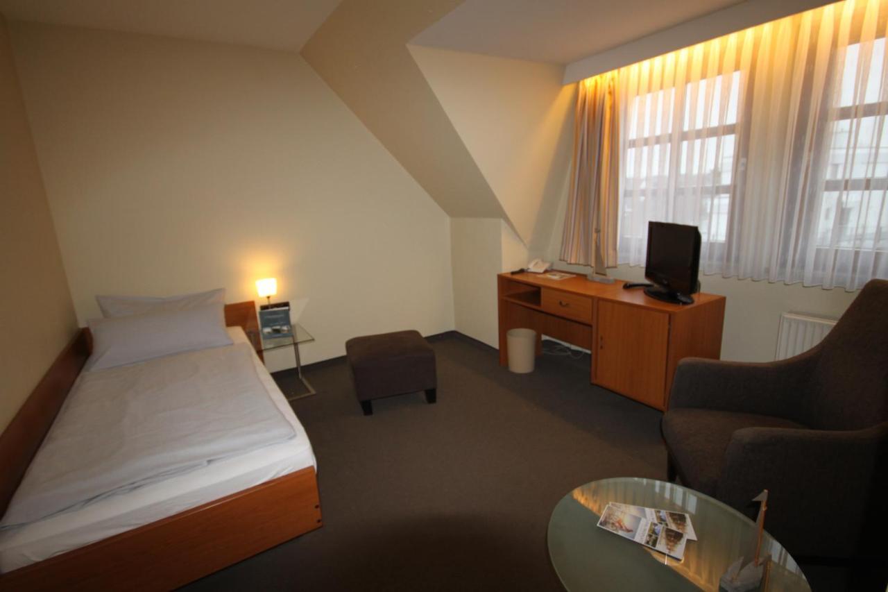 Single Room,1366011992:JPEG