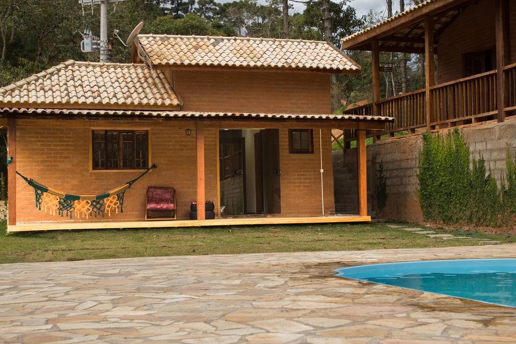 Este chalé não tem banheira de hidromassagem nem lareira.