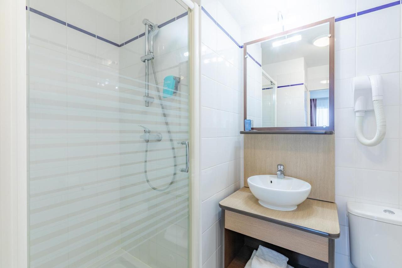 Large Triple Studio 1 Double Bed 1 Single bed,1369883327:JPEG