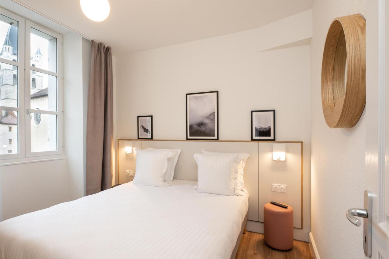One-Bedroom Apartment,1370832893:JPEG