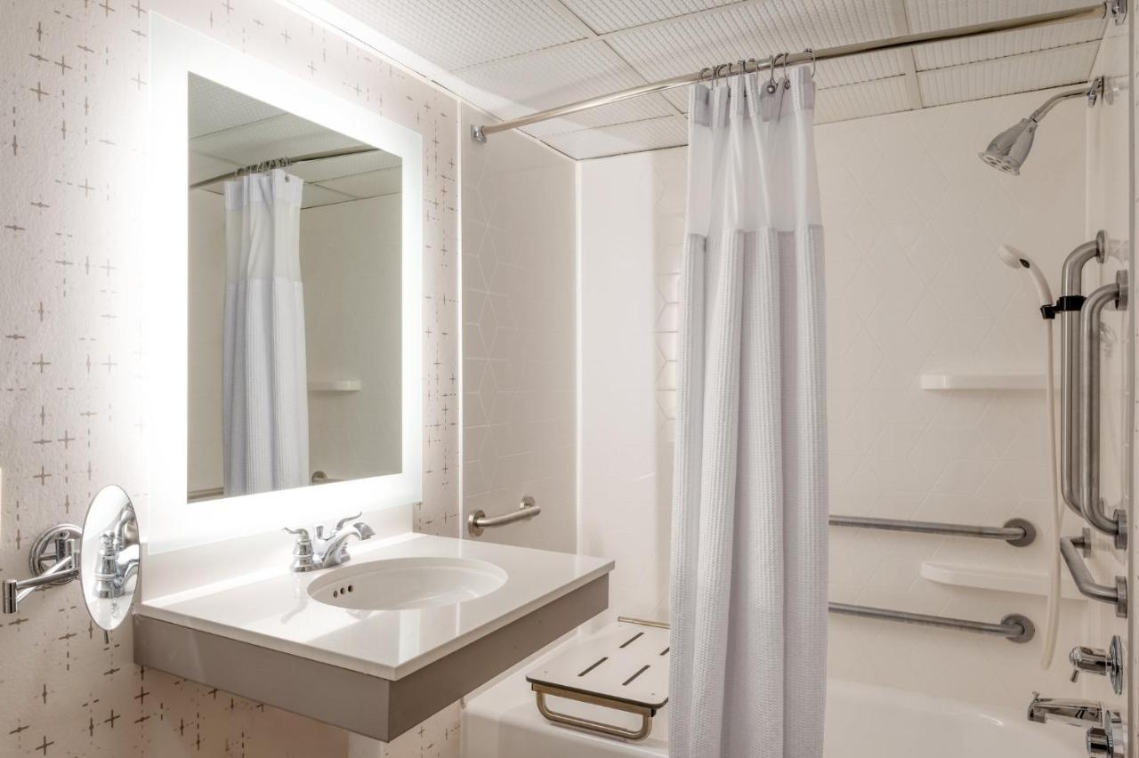 Standard Queen Room Two Queen Beds Tub Communications Accessible