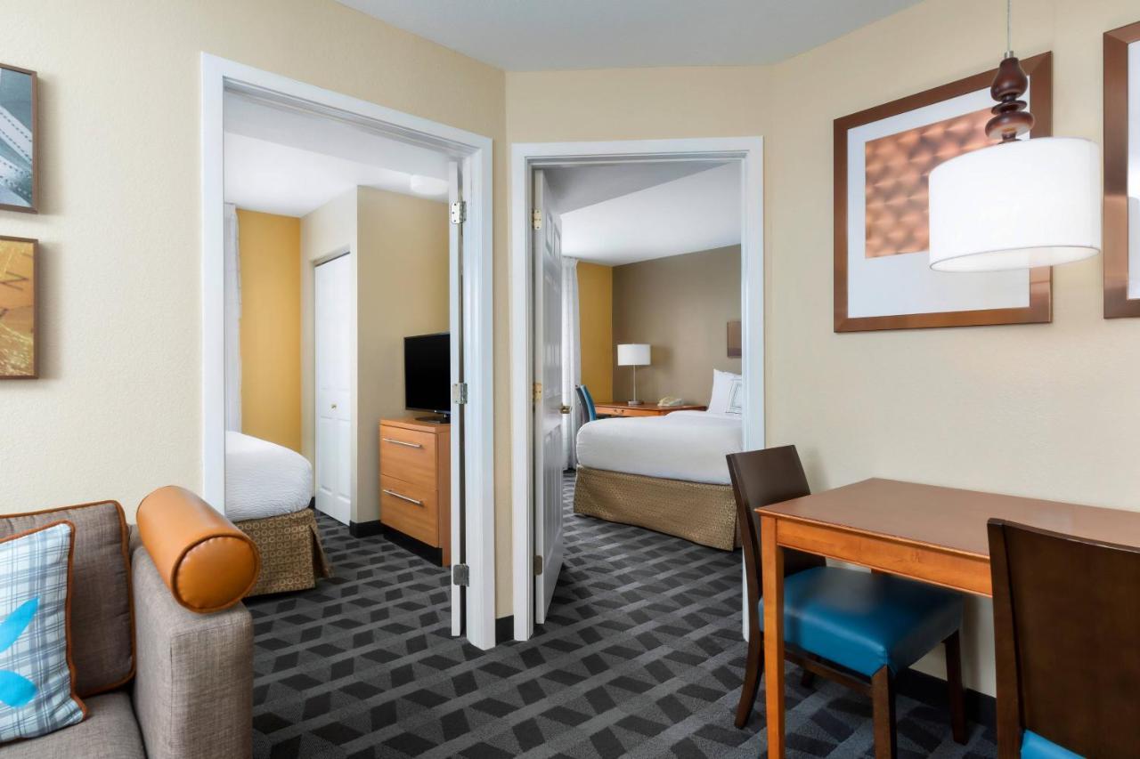 Efficiency Queen Suite with Three Queen Beds - Non Smoking