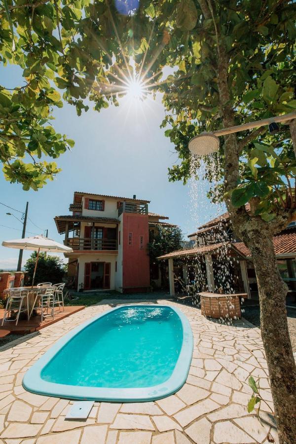 Suíte com Cama Queen-size e Vista da Piscina