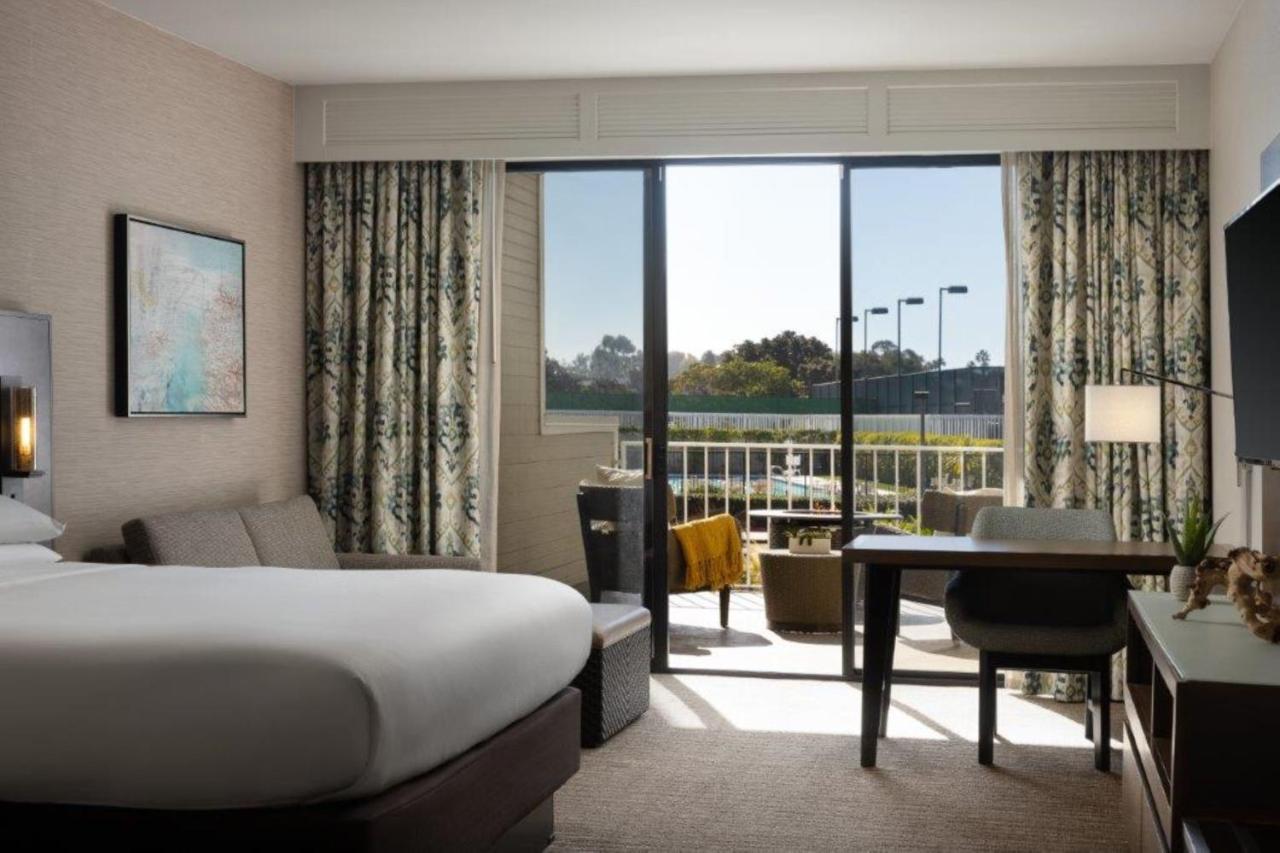 Zimmer mit 1 Kingsize-Bett, Schlafsofa und Blick auf das Resort