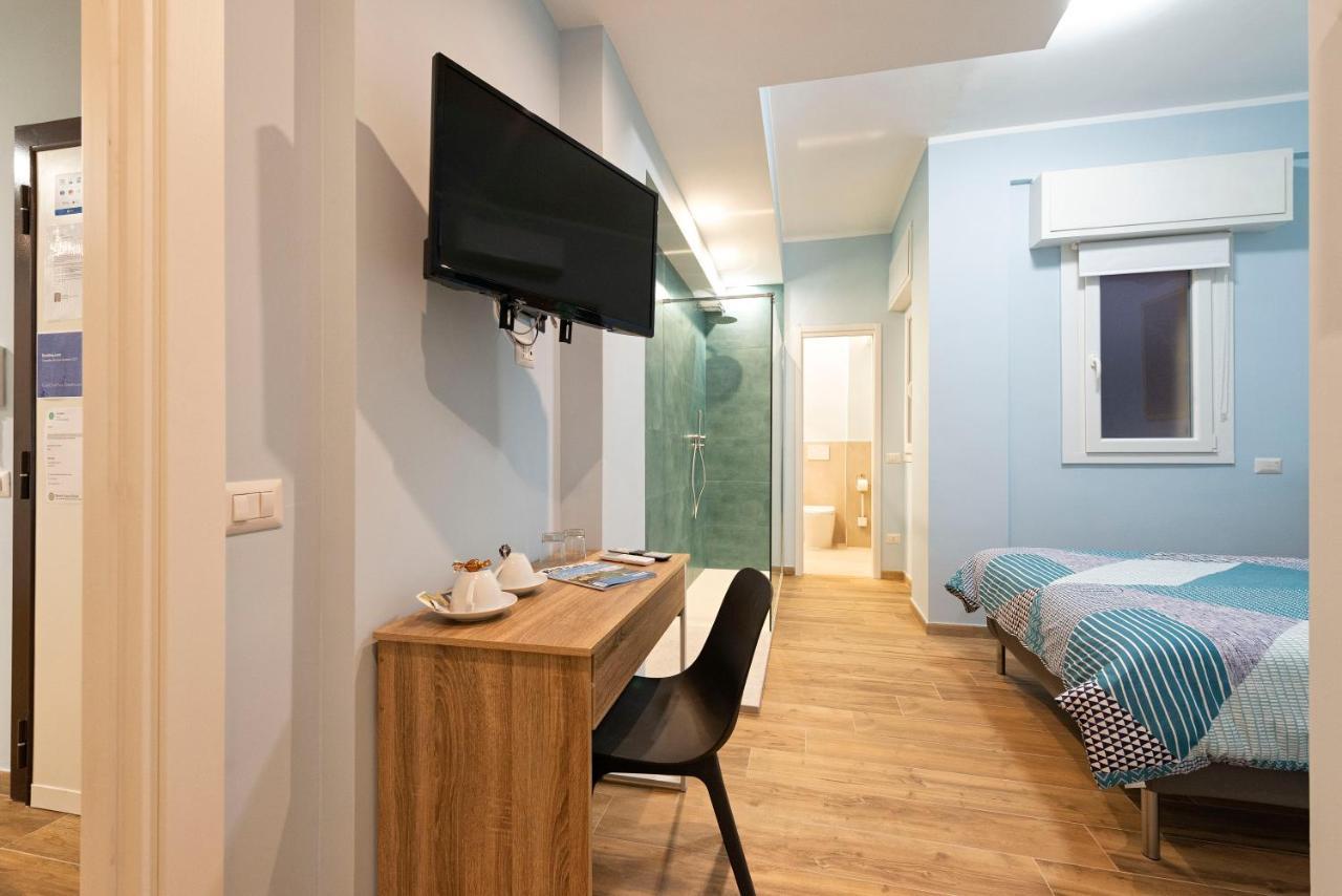 Double bedroom French bed private Bathroom