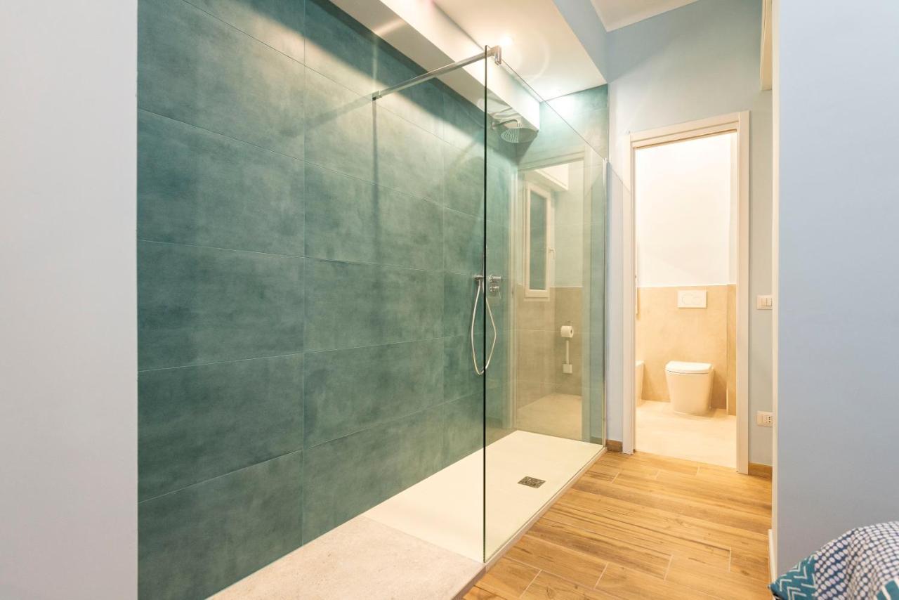 Double bedroom French bed private Bathroom