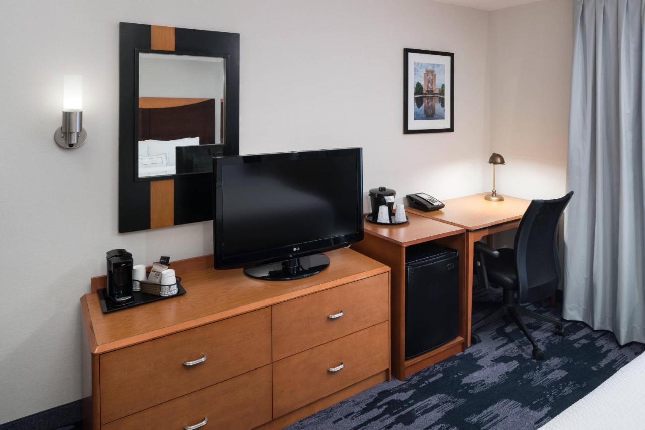 King Room Roll Shower Sofa Bed Mobility Access or Hearing Accessible,1548331159:JPEG