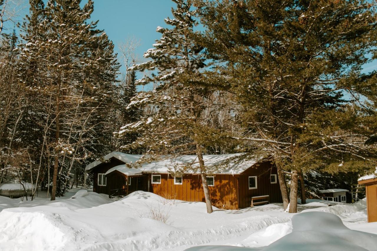 Retreat Cabin – 8 bdrms Lakeside w/Deck