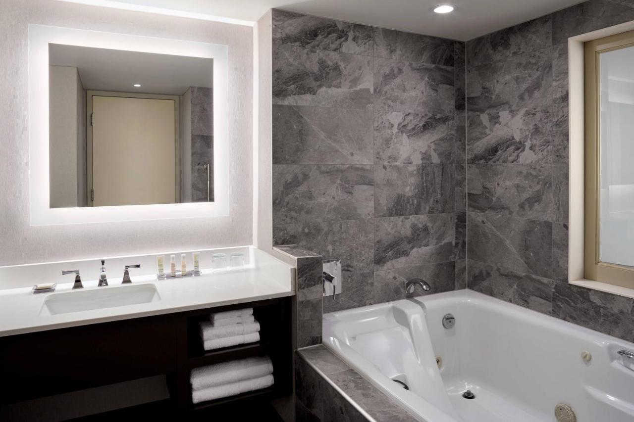 King Room Spa Bath Falls View