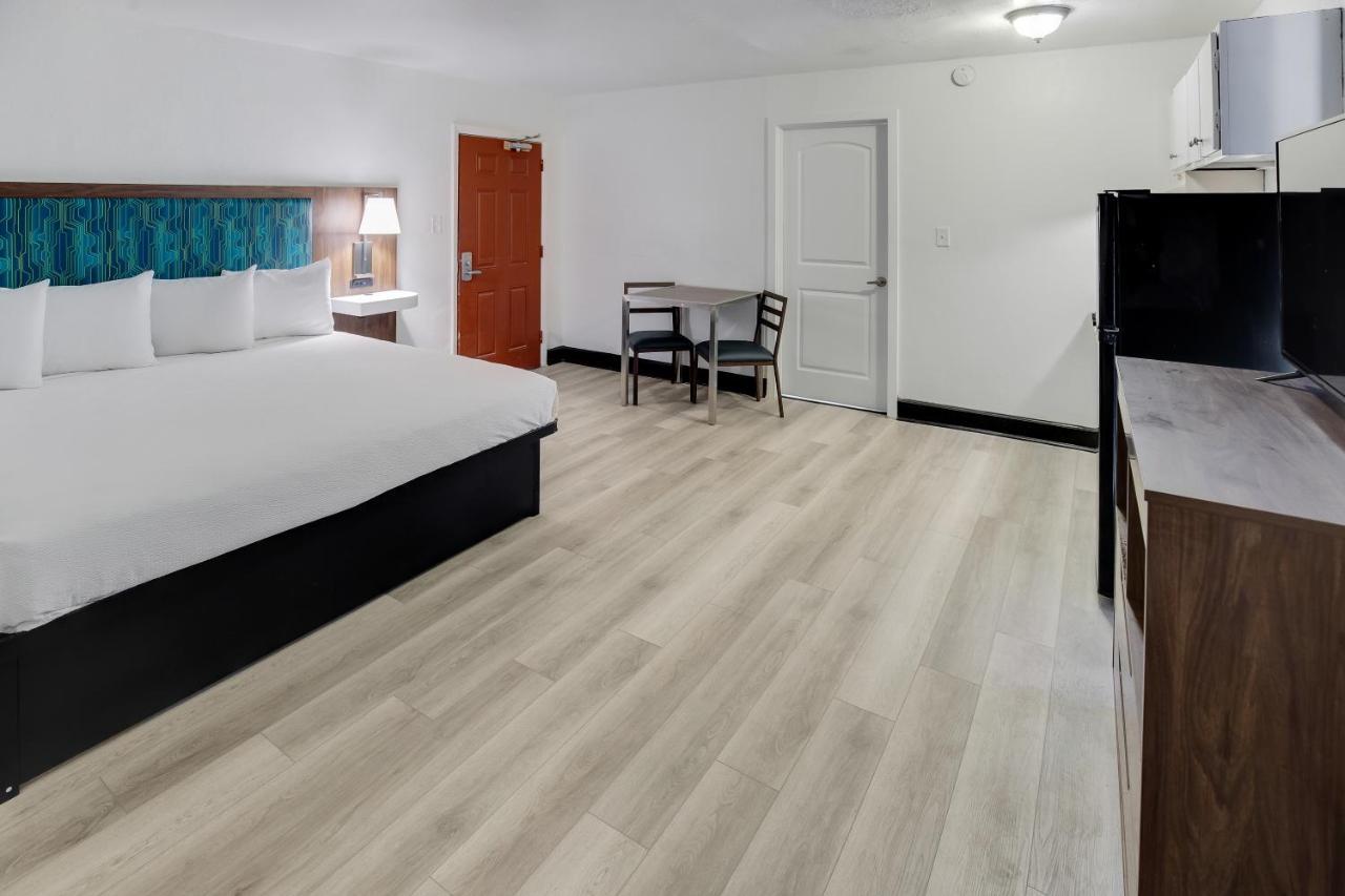 Two-Room Suite, two king beds, non-smoking,kitchen, 1 room has a ocean view, side view, the second room has the kitchen with no view