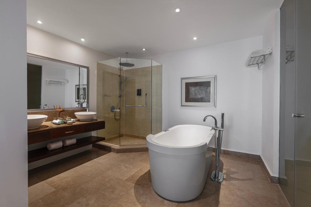 Executive Suite Bay or Golf View