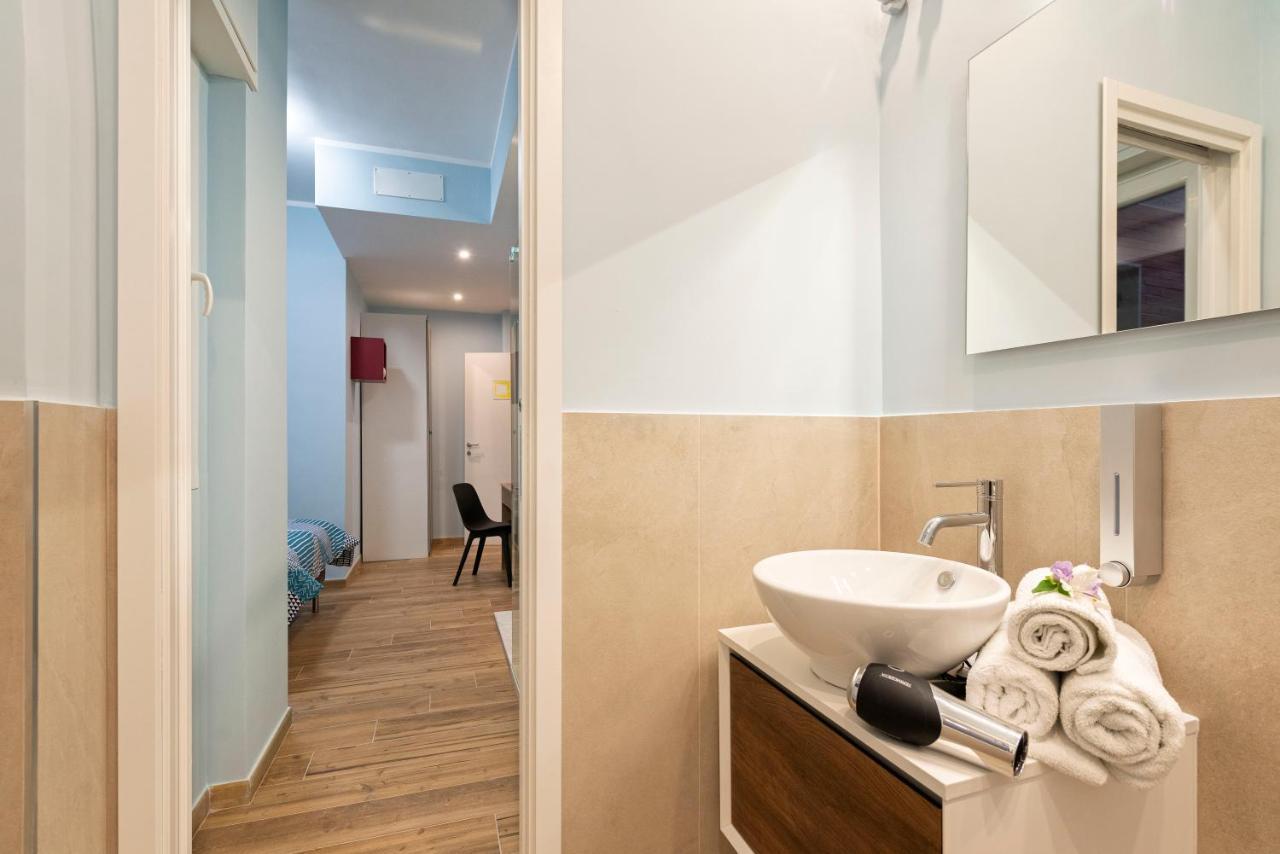 Double bedroom French bed private Bathroom