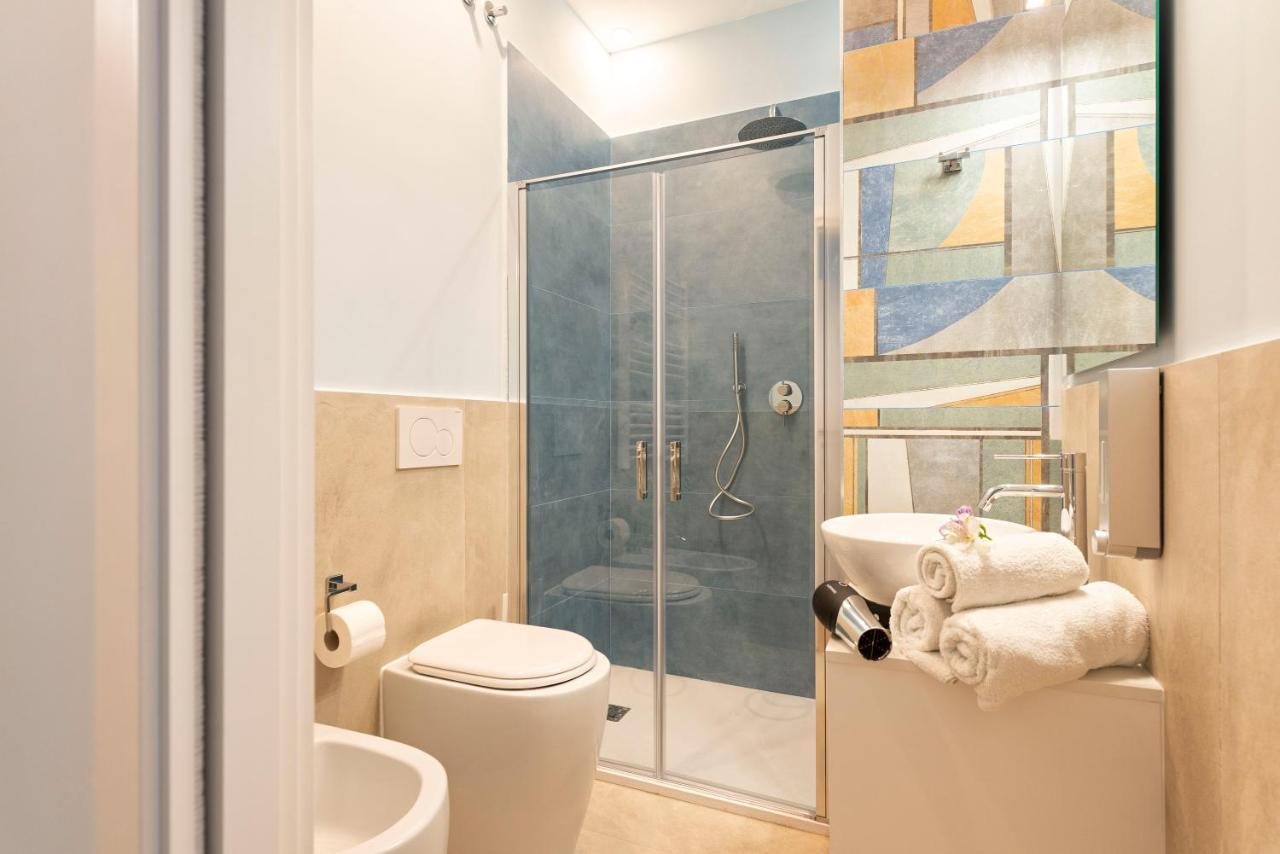 Deluxe Double Room Shower