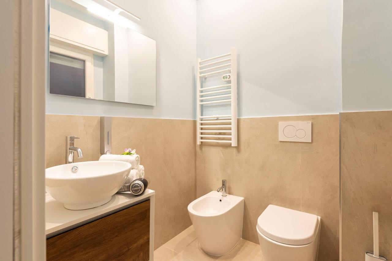 Double bedroom French bed private Bathroom
