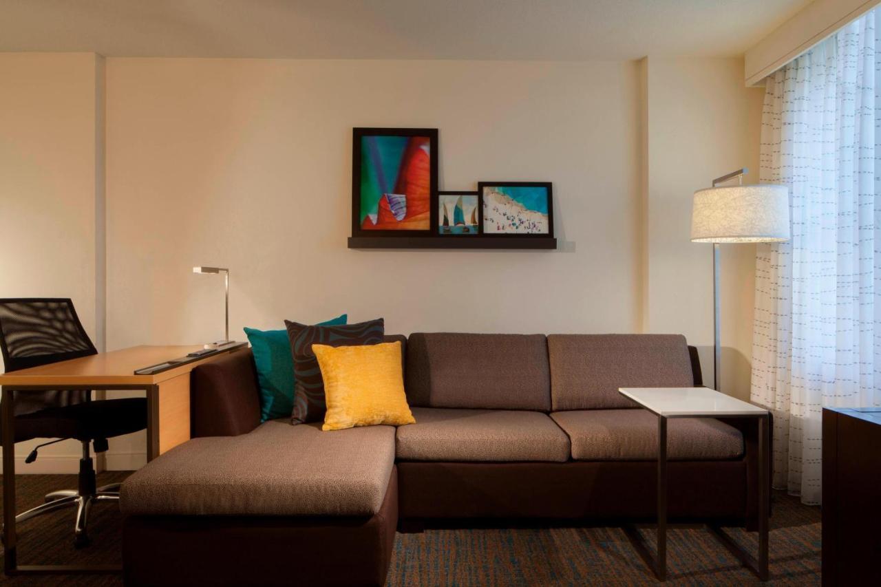 One-Bedroom Queen Suite Sofa Bed,1379558966:JPEG