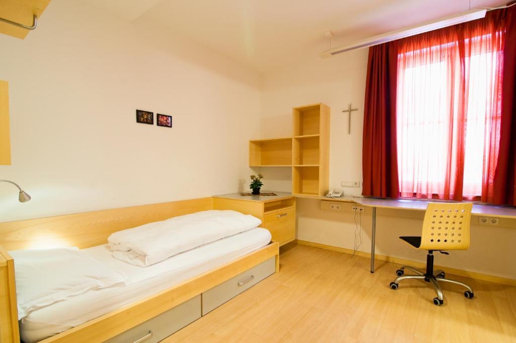Single Room,1580616459:JPEG