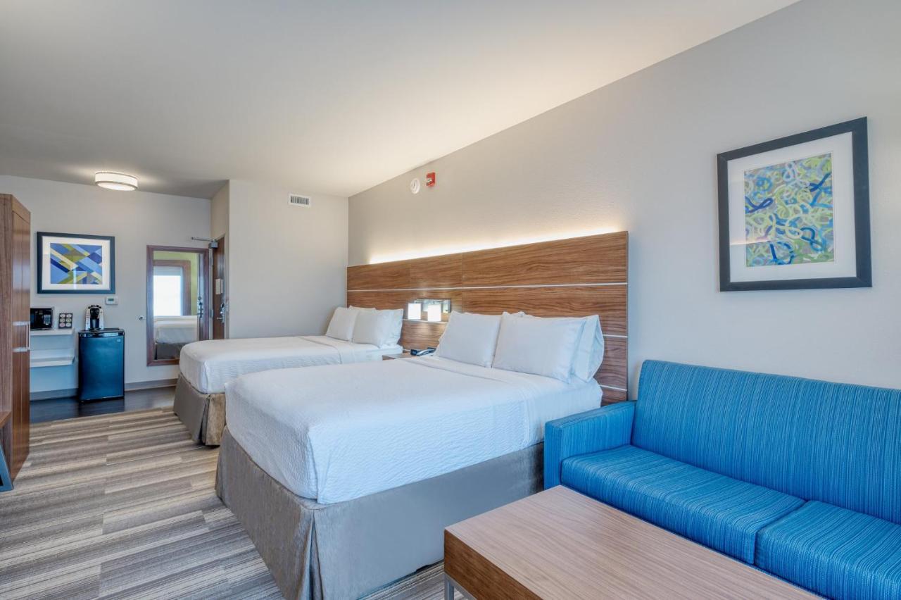 Queen Suite Two Queen Beds Sofa Bed
