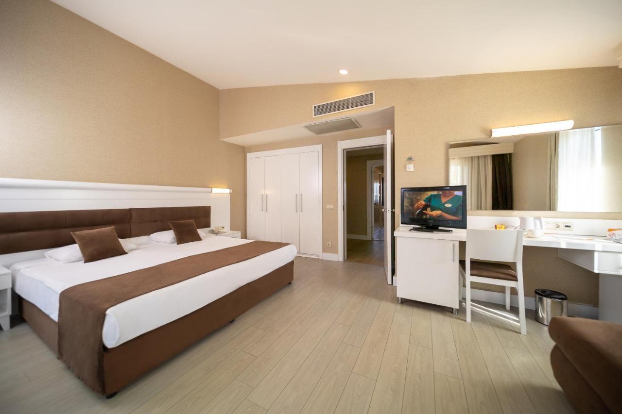 Standard Twin Room Swimming Pool Access