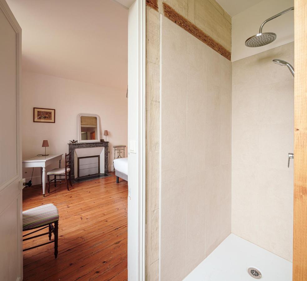 Deluxe Double Room Shower