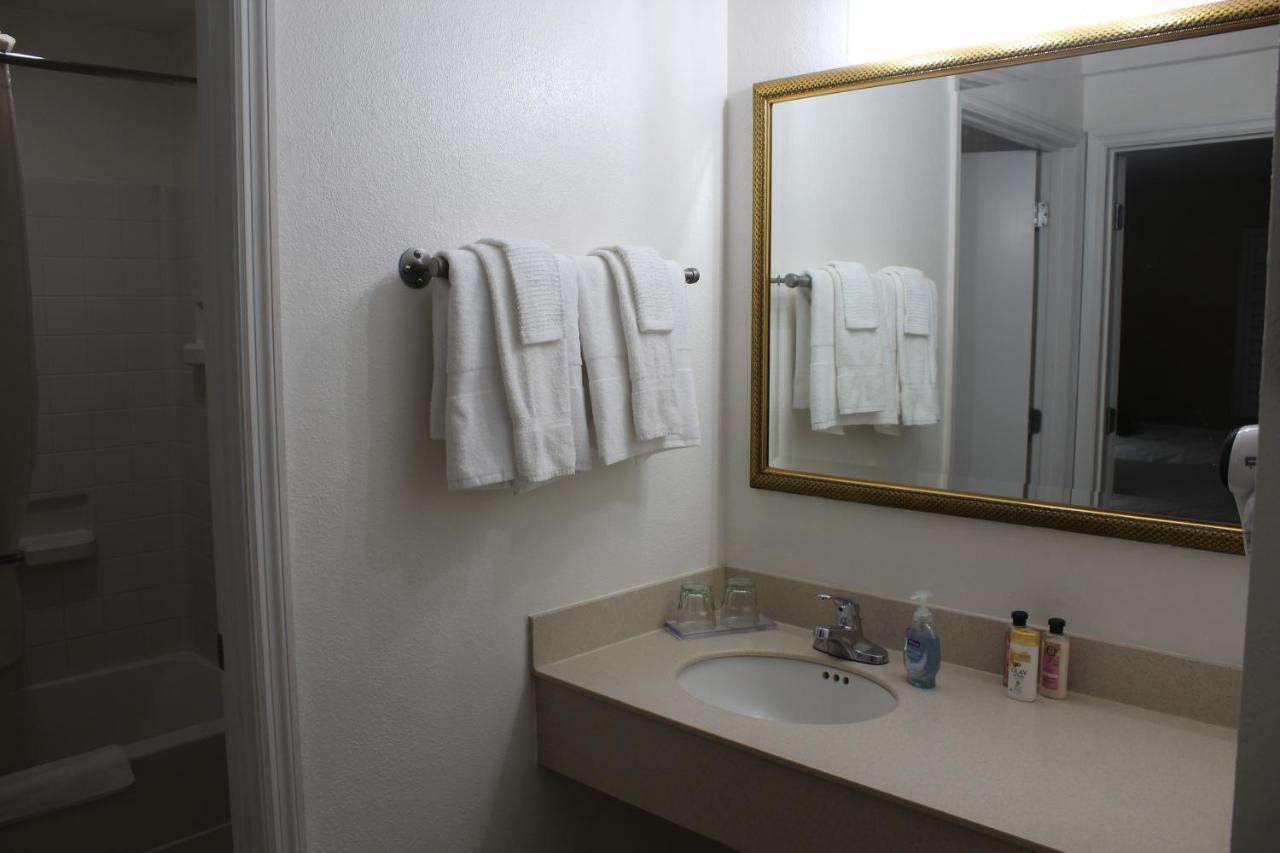 Deluxe Queen Suite