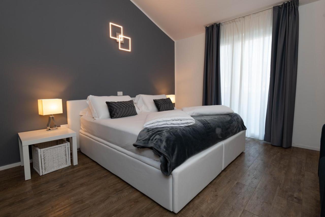 One-Bedroom Apartment with Lake View,1382497259:JPEG