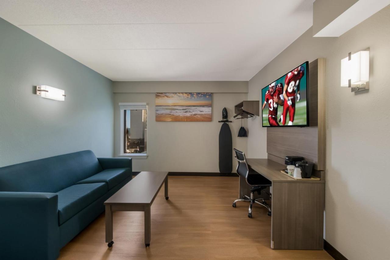 Suite Two Double Beds Partial Ocean View Smoke