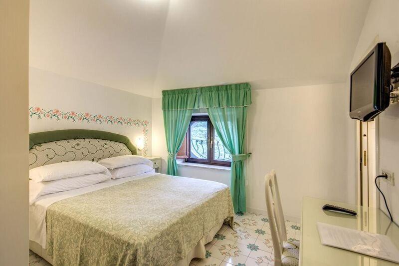 Small Double or Twin Room,1589226306:JPEG