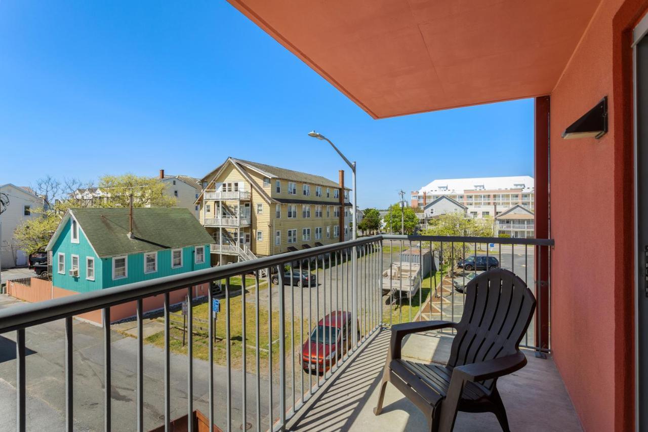 Standard Queen Room Balcony Side City view