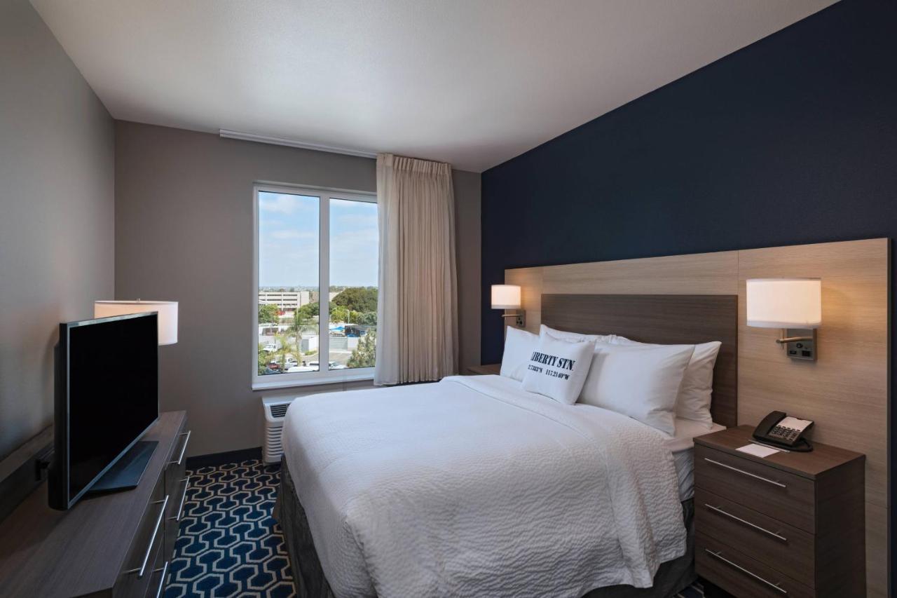 One-Bedroom Queen Suite Sofa Bed Hearing Accessible
