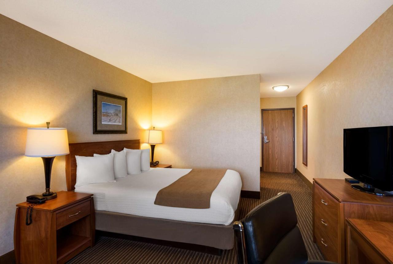 Queen Room with Walk-In Shower - Mobility Accessible/Non-Smoking