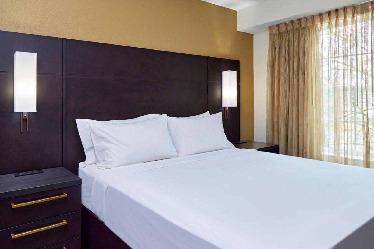 One-Bedroom Queen Suite Sofa Bed Adapted Tub Mobility Hearing Accessible,1387981382:JPEG