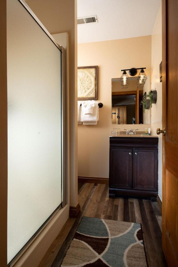 Standard Queen Room
