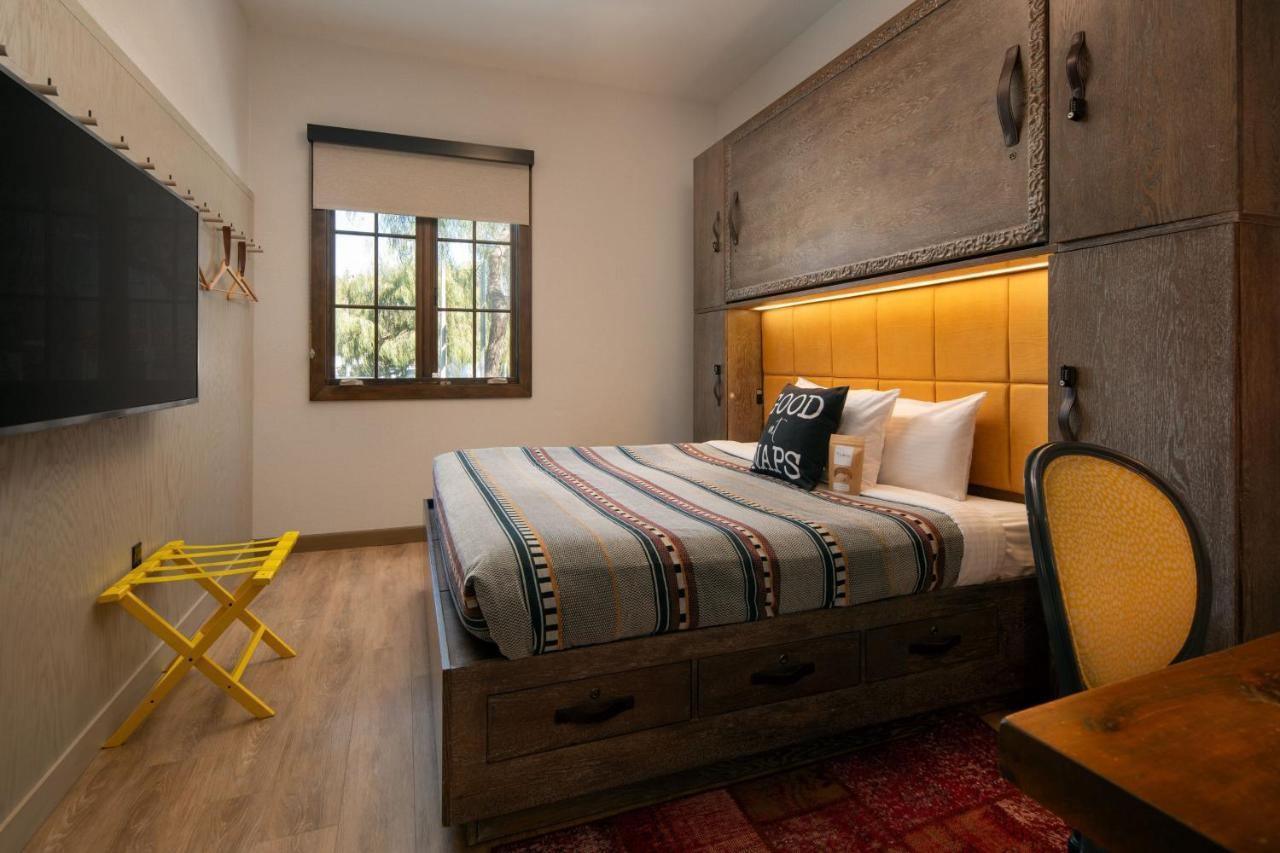 COZY KING 175 SQF Guest room Poolside Pool,1633694057:JPEG