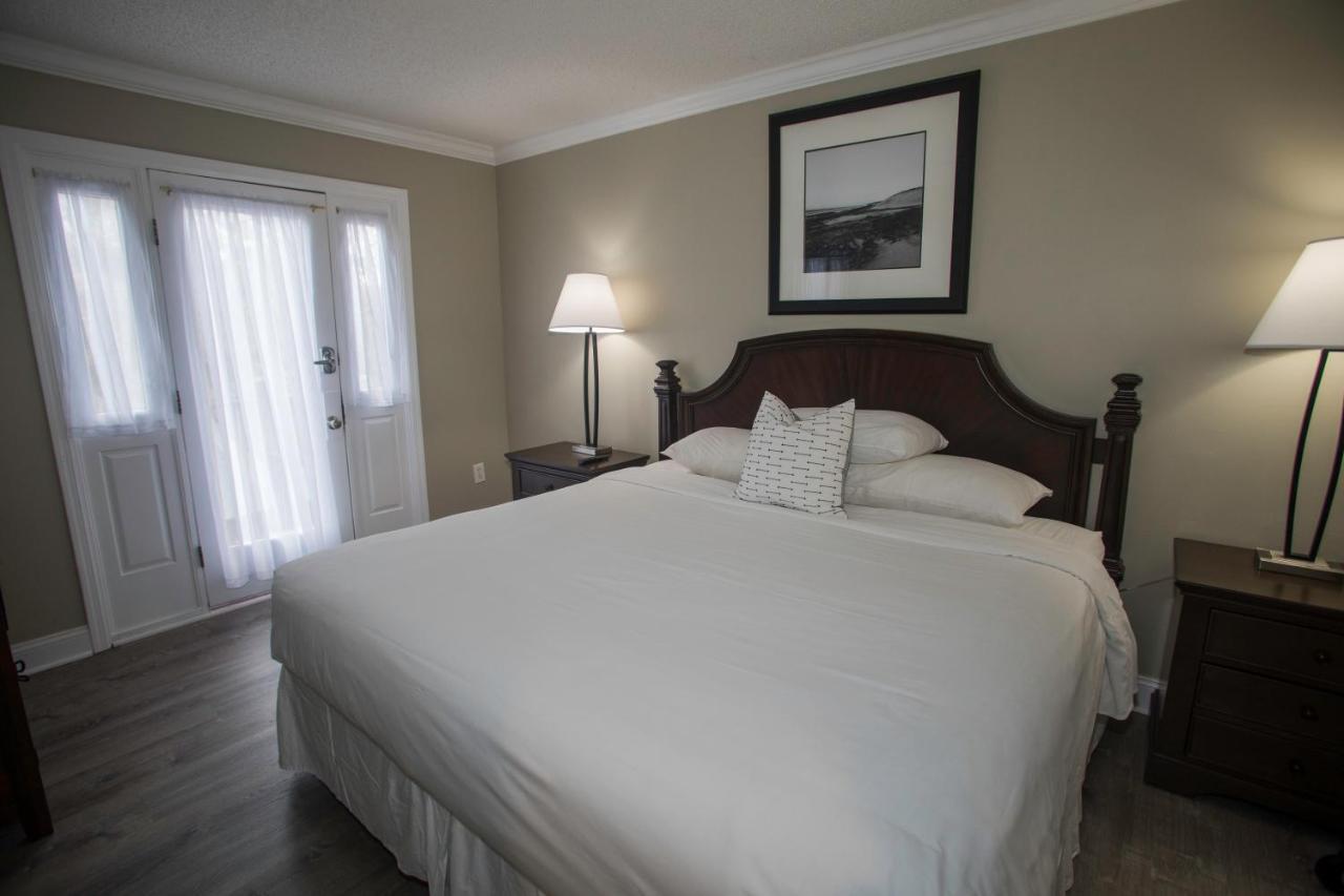 Deluxe One-Bedroom Apartment