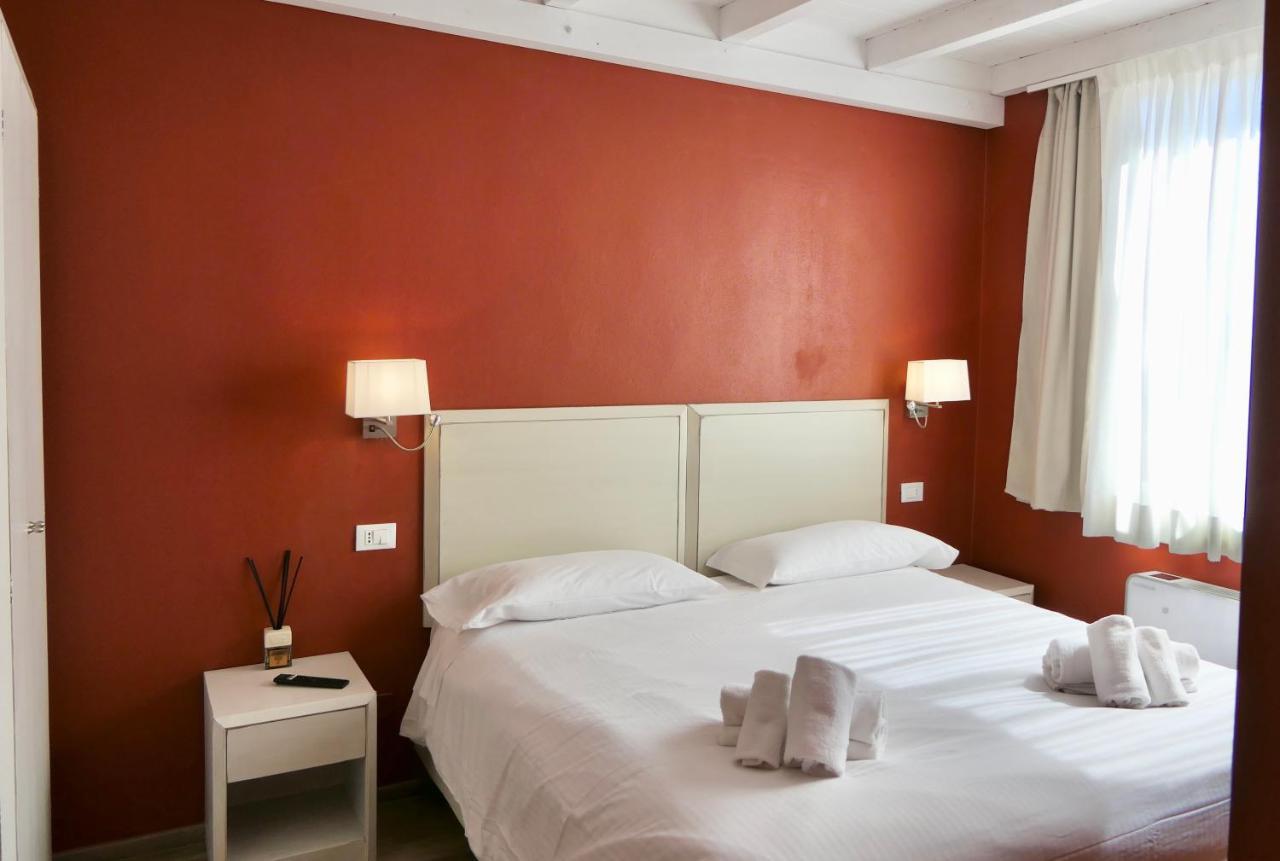 Deluxe Room,1391464397:JPEG