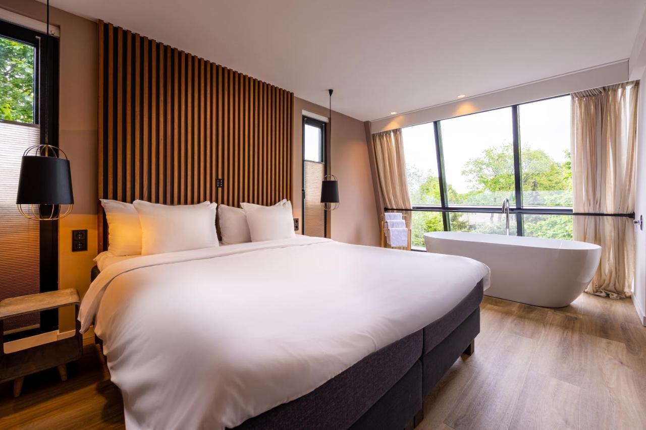 Deluxe Double Room Bath