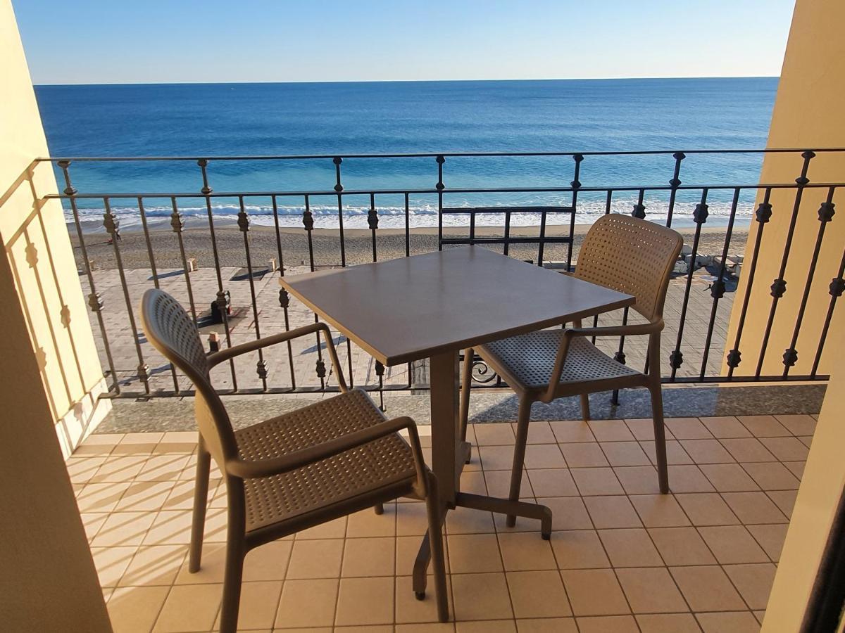 Studio Balcony Sea View,1393636727:JPEG