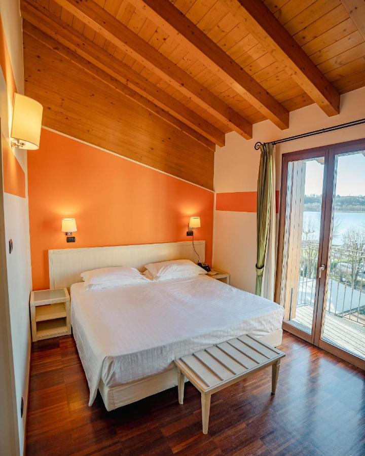 Double or Twin Room Lake View