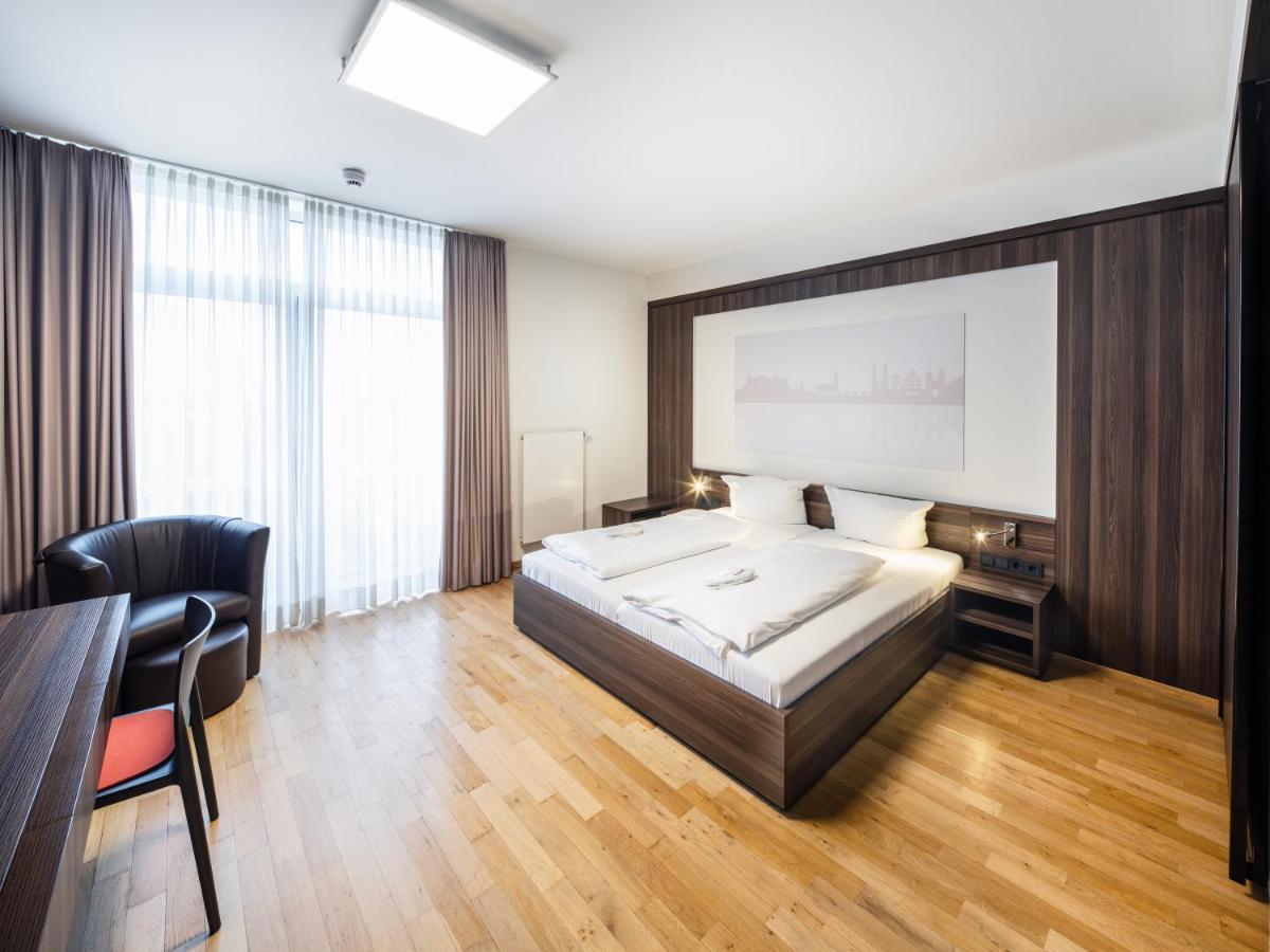 Penthouse Studio,1394808440:JPEG