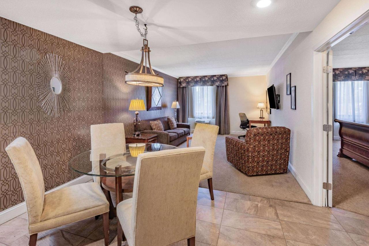 One-Bedroom King Suite - Non-Smoking