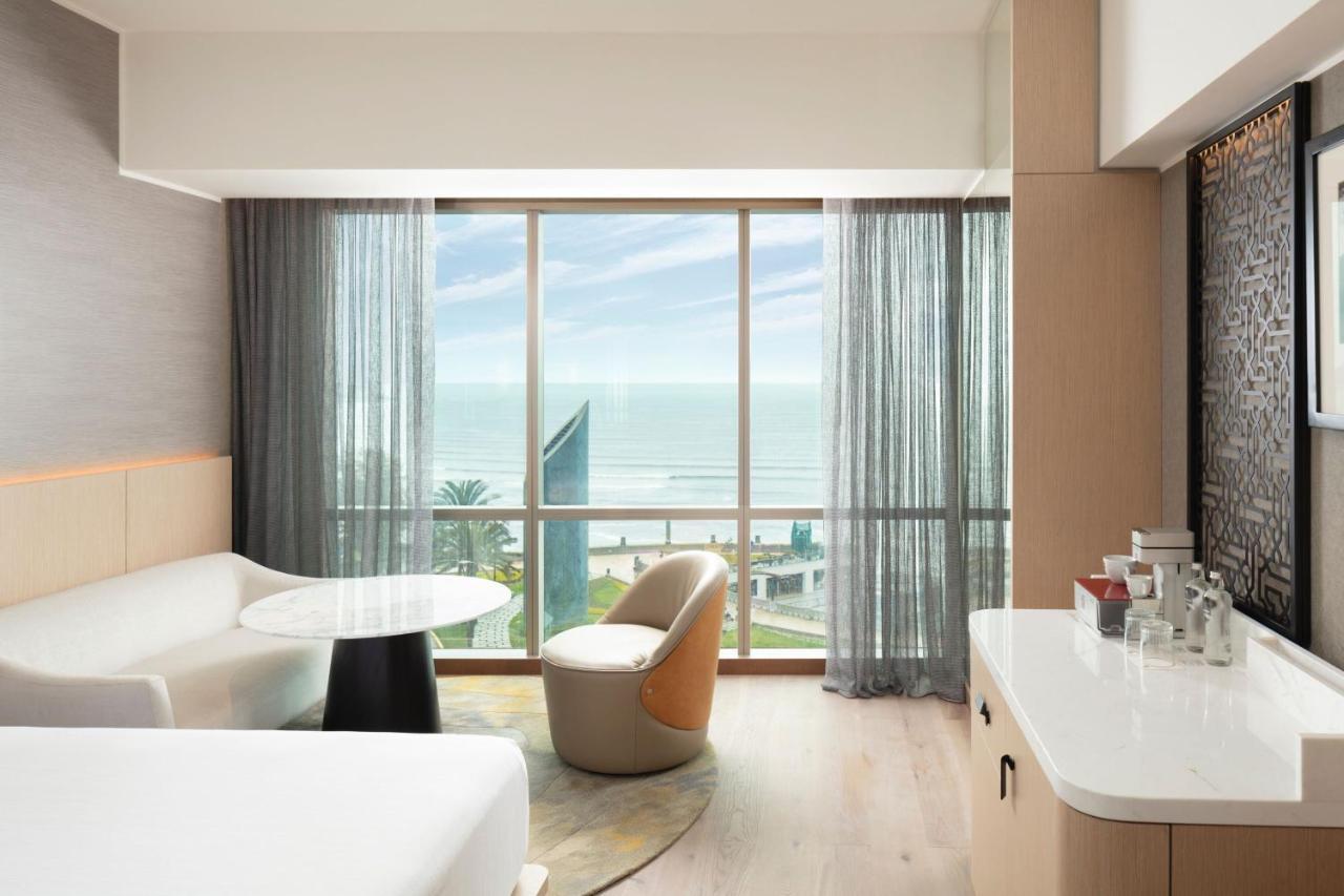 Habitación Executive Premium con cama extragrande y acceso al servicio de conserjería