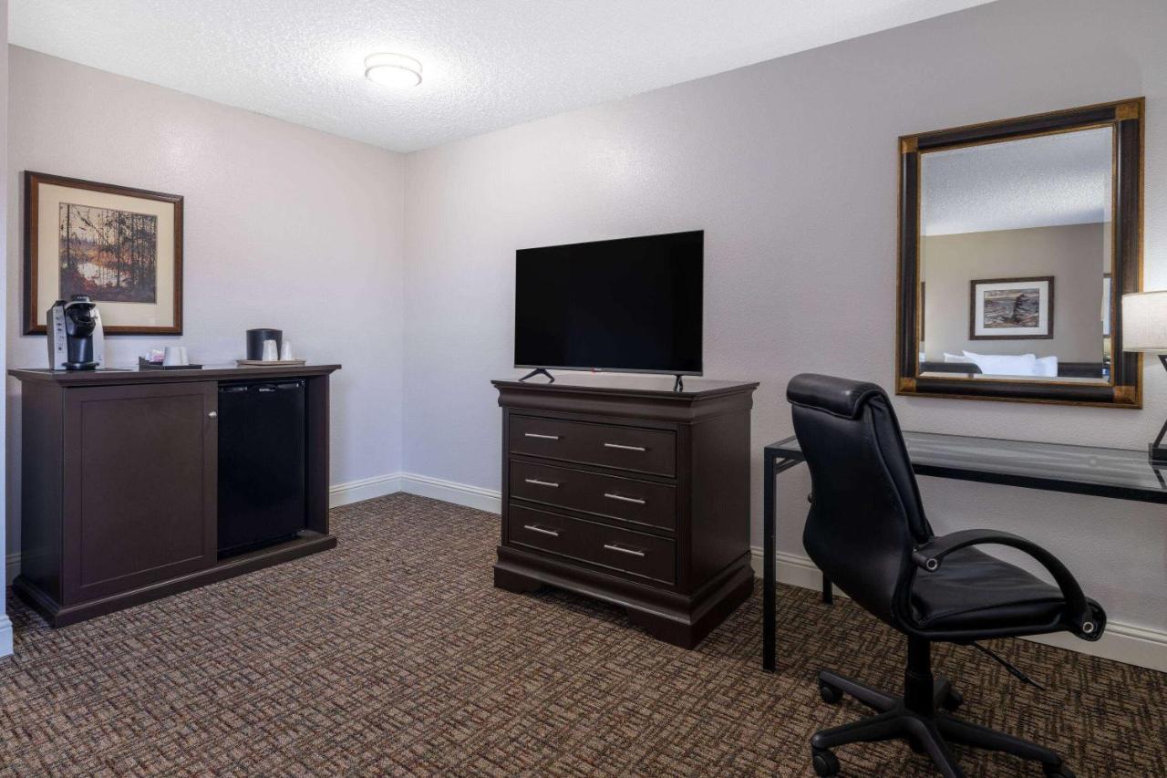 King Room with Water View - Non-Smoking