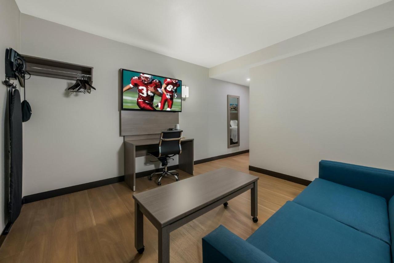 Suite Two Double Beds Smoke