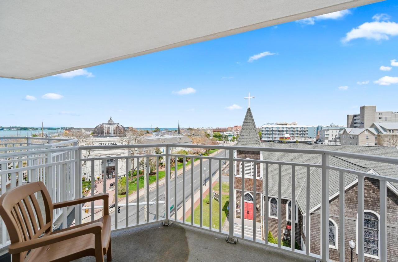 Balcony Two Queen Beds Sofa Bed Side Ocean View