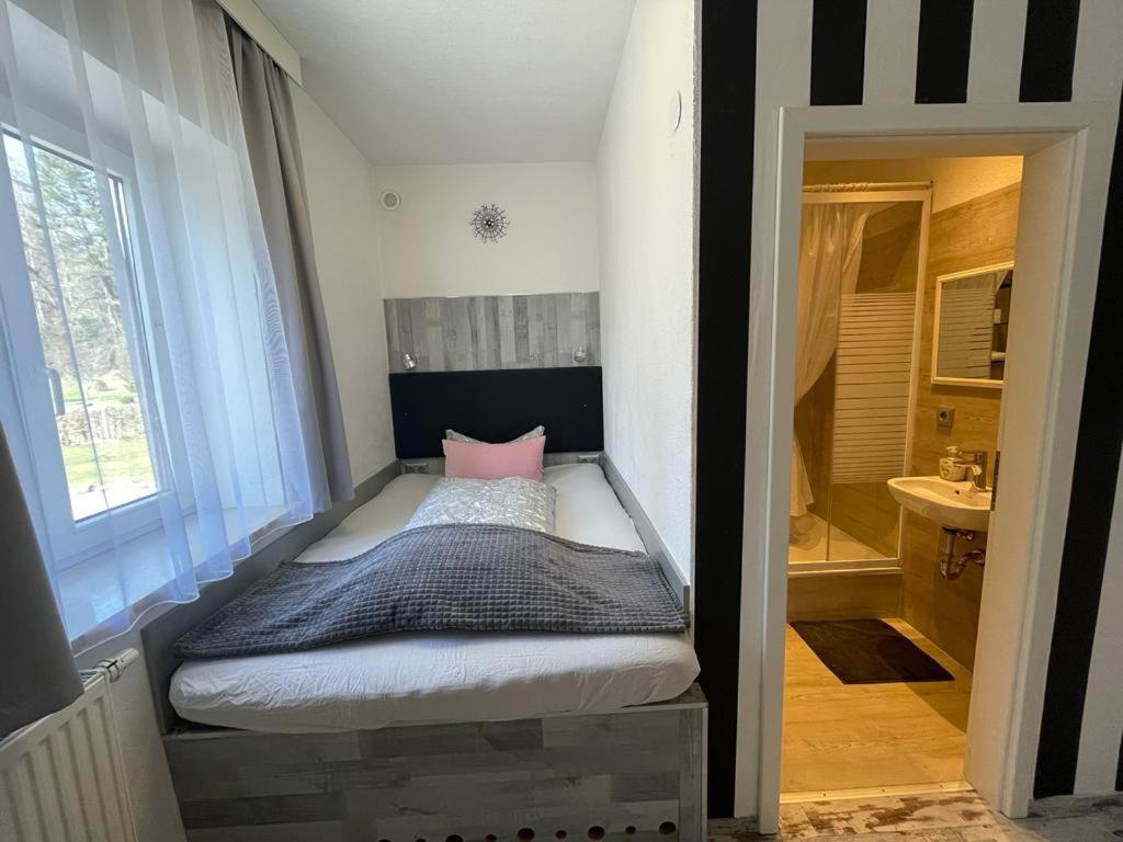 Budget Single Room Shower,1397653727:JPEG