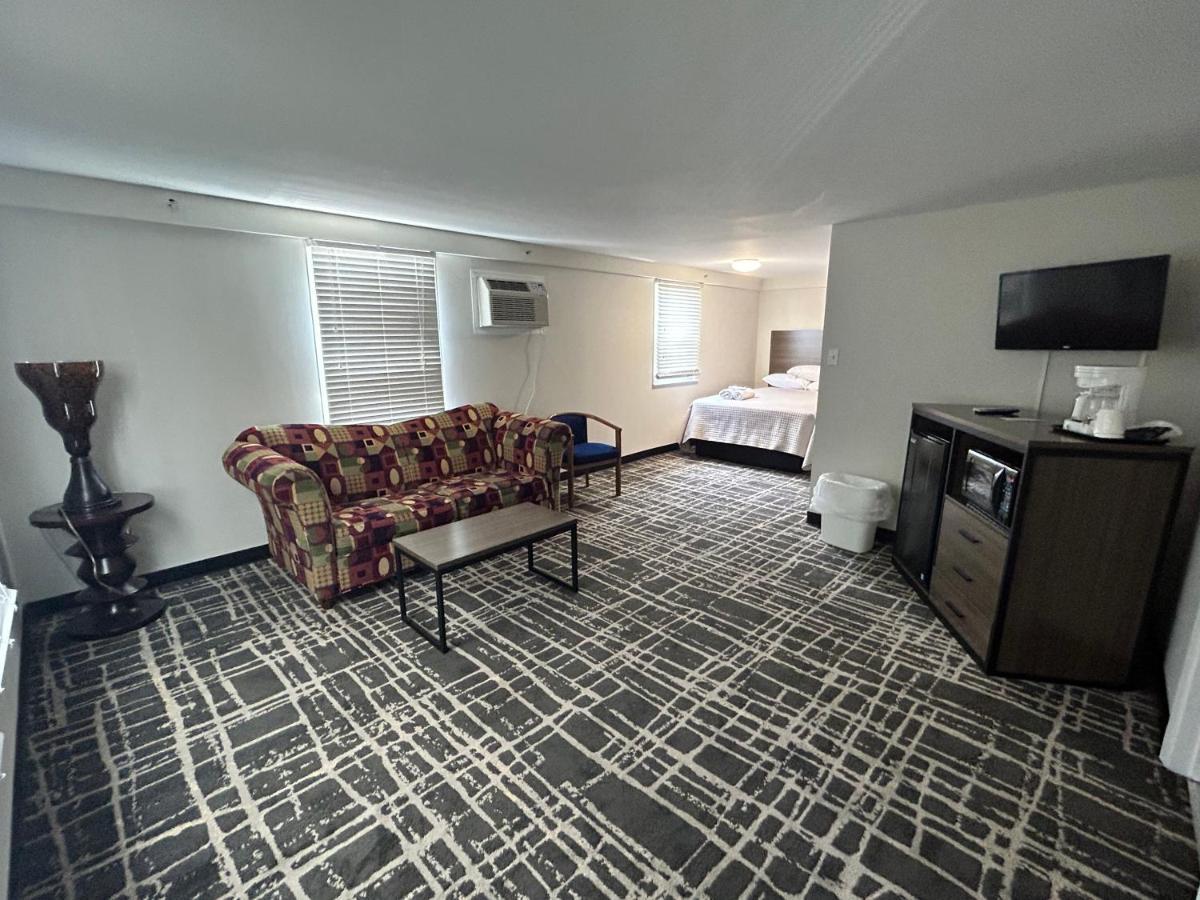 Queen Suite Pool View