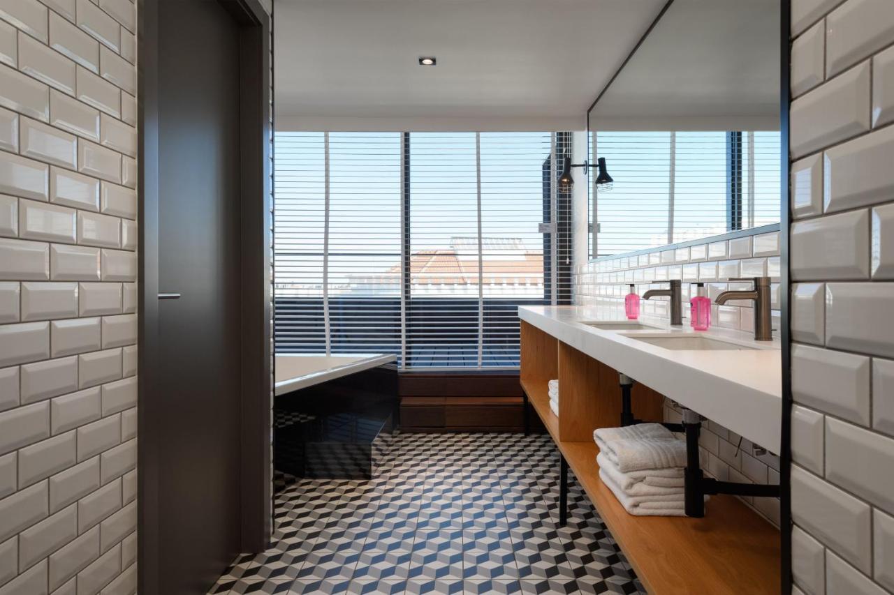 Megastar Grote Kamer met Queensize Bed en Slaapbank